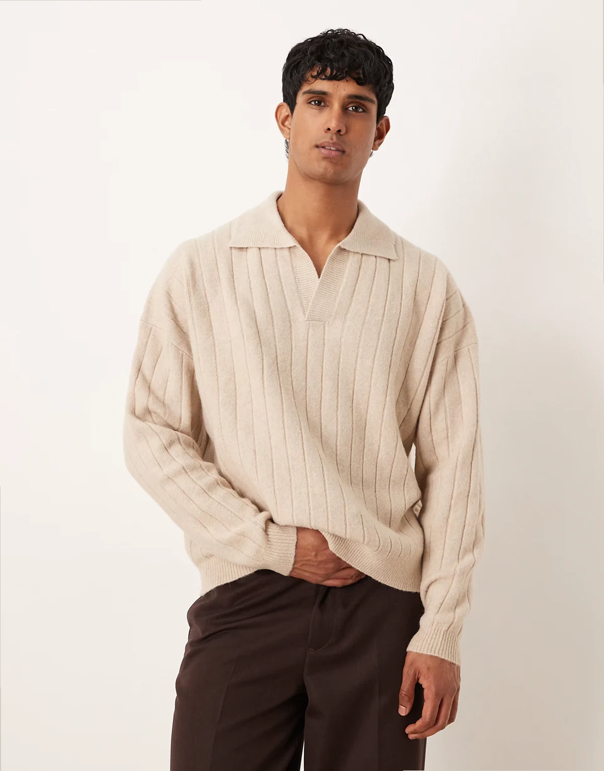 – Langärmliger Oversize-Polopullover in Steinbeige aus Rippstrick mit eingekerbtem Ausschnitt