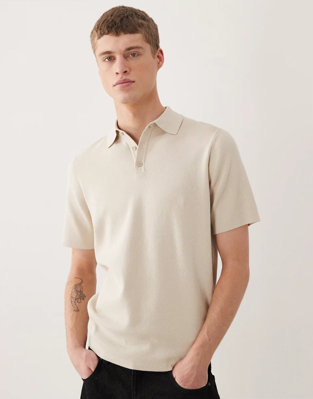 – Kurzärmliges Polohemd aus Strick in Steinbeige