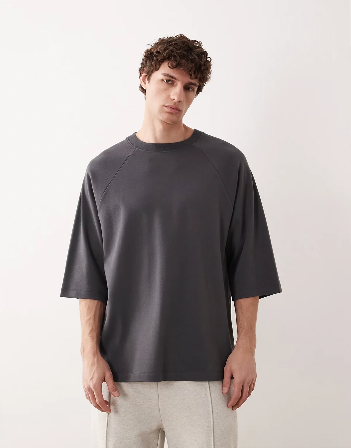 – Raglan-T-Shirt aus superschwerem Stoff in Anthrazit mit extremer Oversize-Passform