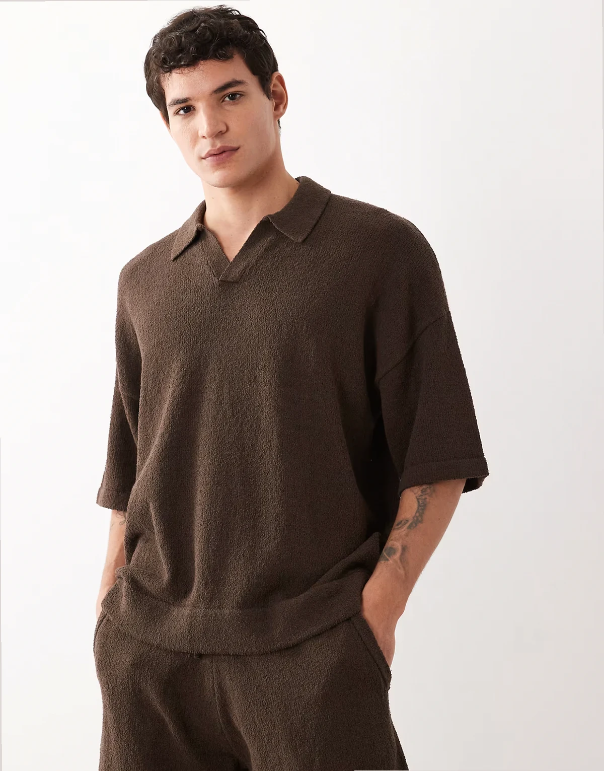 – Kurzärmliges Oversize-Polohemd aus Bouclé-Strick in Braun mit eingekerbtem Ausschnitt, Kombiteil