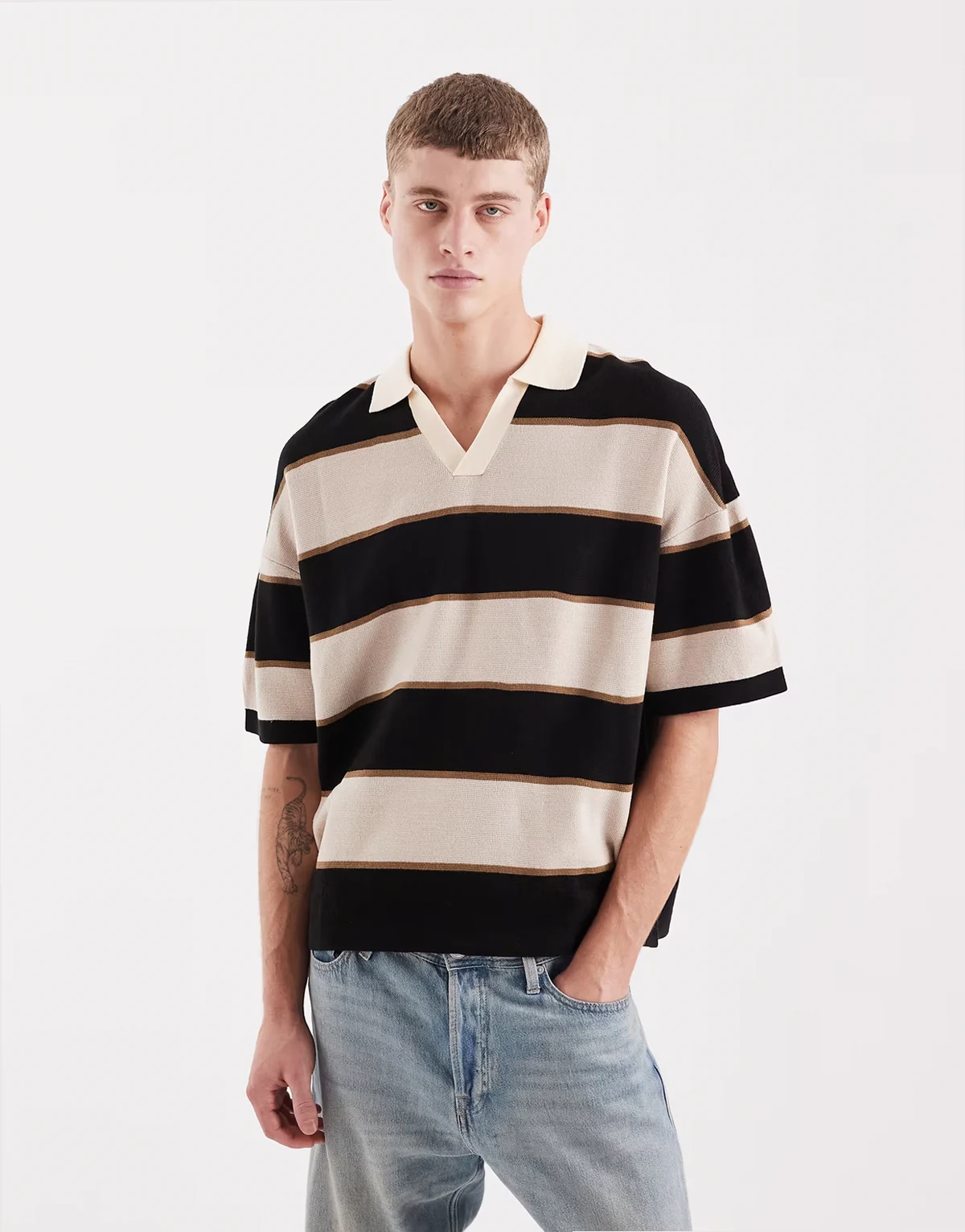 – Gestreiftes Relaxed-Fit-Polohemd aus Strick in Schwarz und Steinbeige