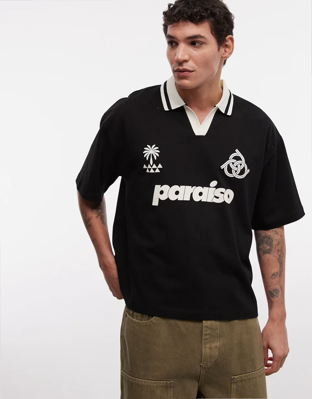 – Kastiges Oversize-Polohemd in Schwarz mit Fußball-Grafik