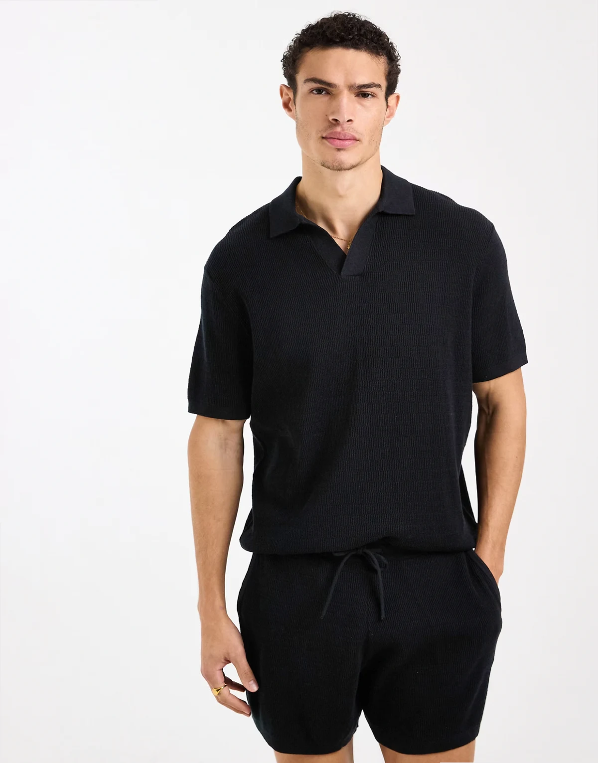 – Gestricktes Relaxed-Fit-Polohemd aus Airtex in Schwarz mit eingekerbtem Ausschnitt