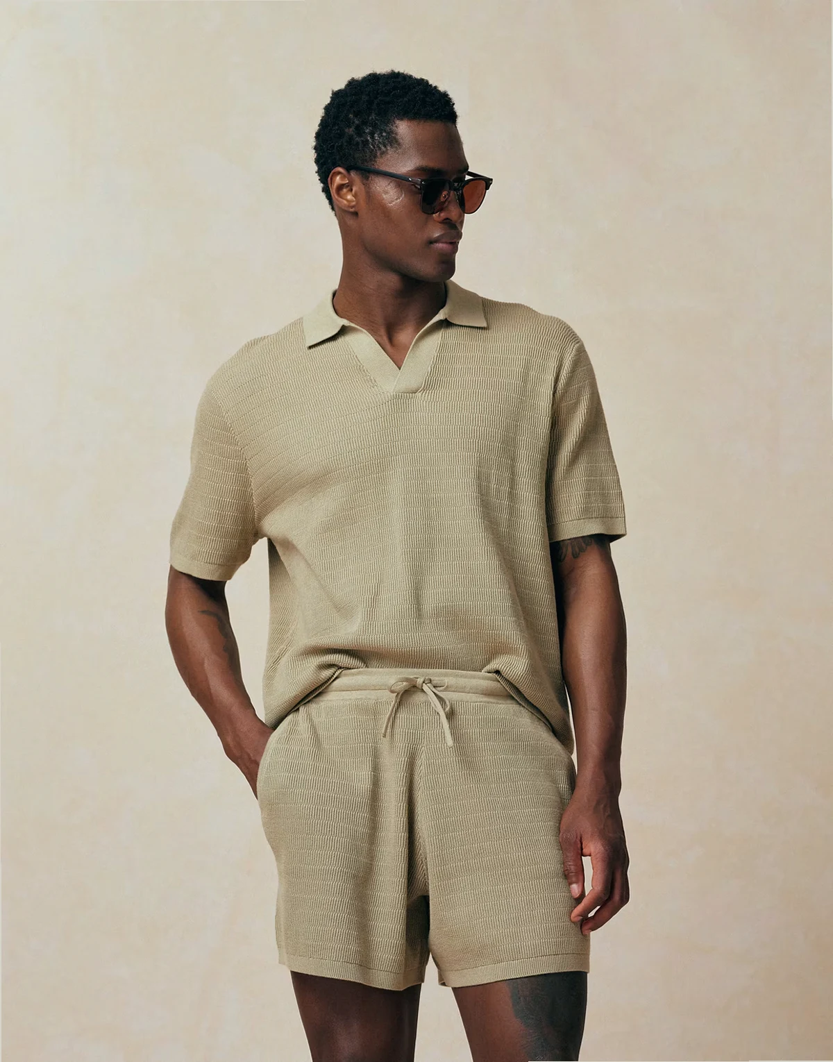 – Relaxed-Fit-Polohemd aus Airtex-Material in Steinbeige mit eingekerbtem Ausschnitt, Kombiteil