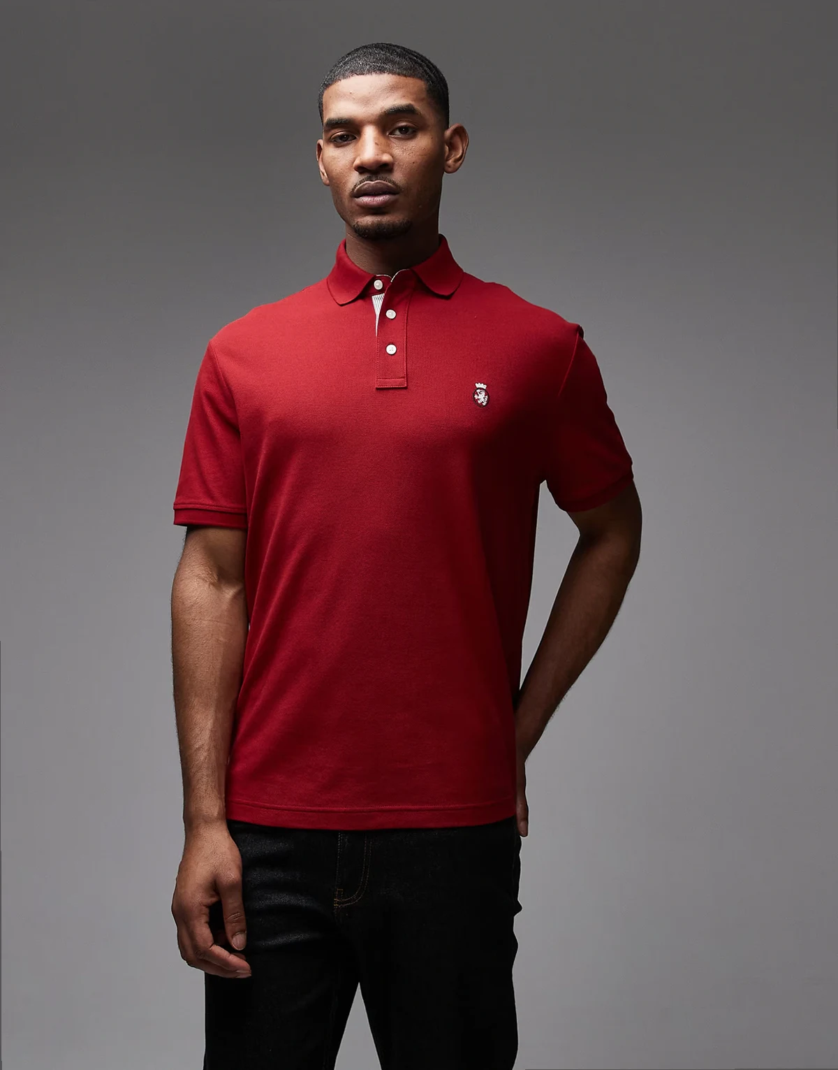 – Archive – Polohemd in Rot mit Wappen-Logo
