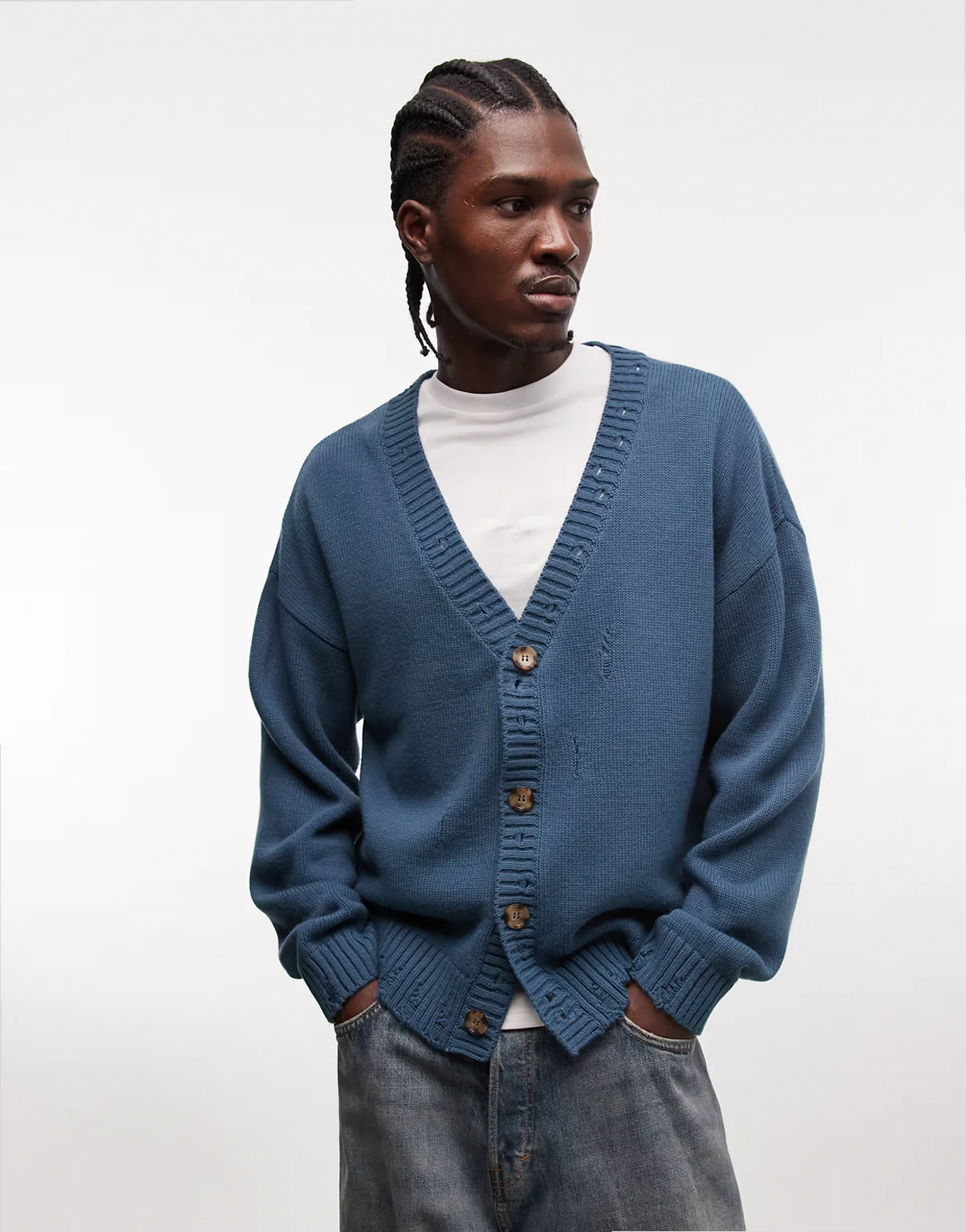 – Niebieski kardigan oversize z rozdarciami