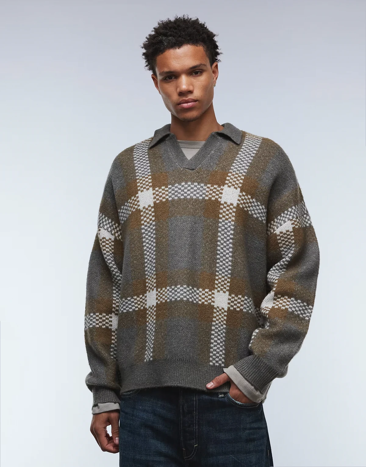 – Szary sweter oversize w kratę z kołnierzykiem polo z wycięciem w dekolcie