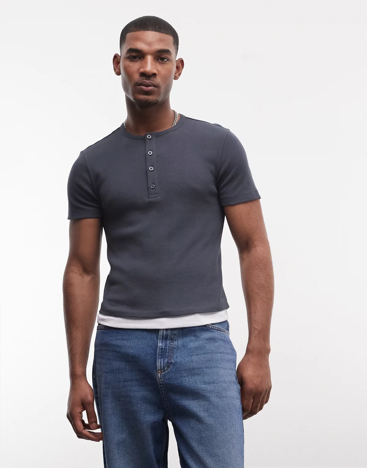 – Granatowy dwuwarstwowy T-shirt z krótkimi rękawami i dekoltem henley
