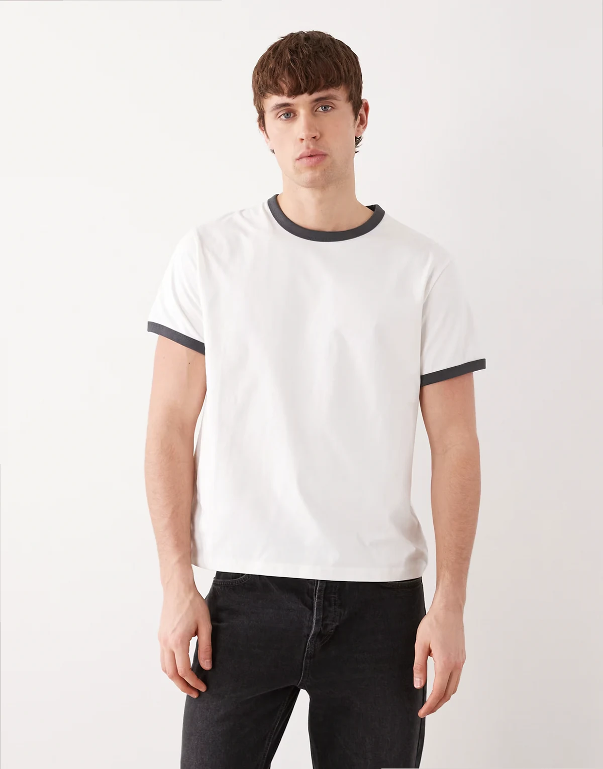 – Ringer-T-Shirt in gebrochenem Weiß mit Bündchen in Grau