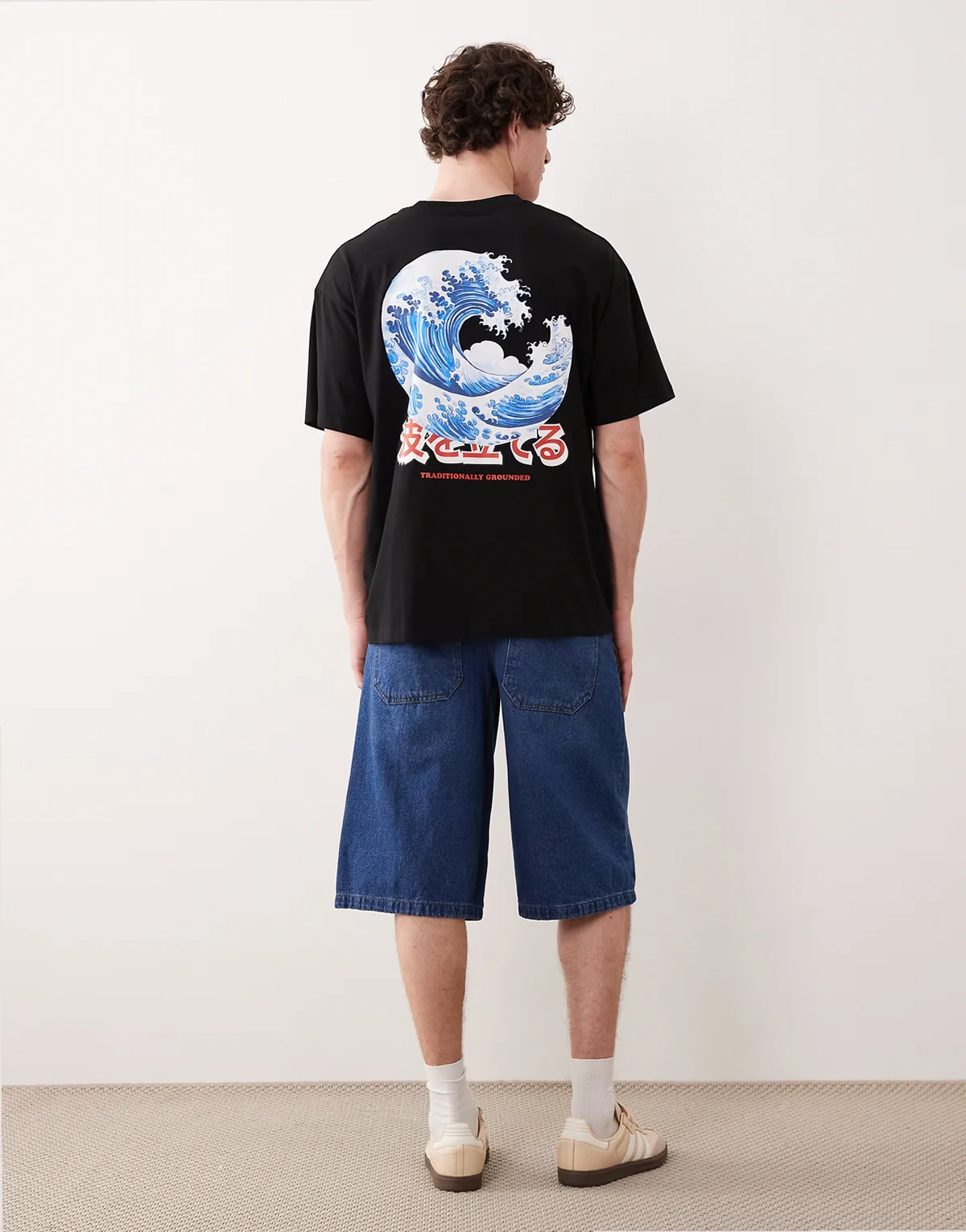 – Grafitowoszary T-shirt z nadrukiem motywem fali i japońskim napisem na plecach