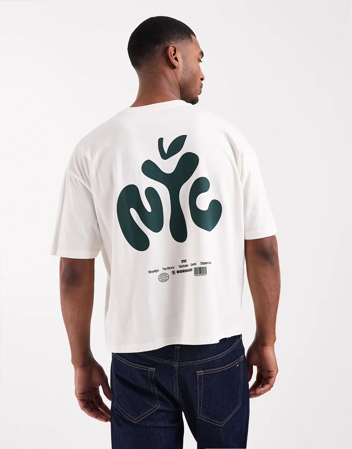– Kremowy pudełkowy T-shirt oversize z wypukłym nadrukiem „NYC”