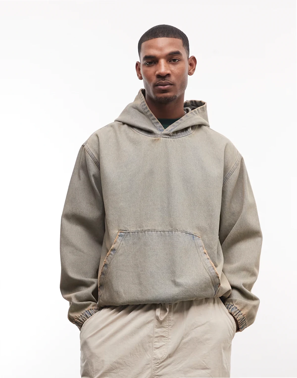– Zakładana przez głowę kurtka jeansowa oversize z kapturem w niebieskim odcieniu w stylu vintage