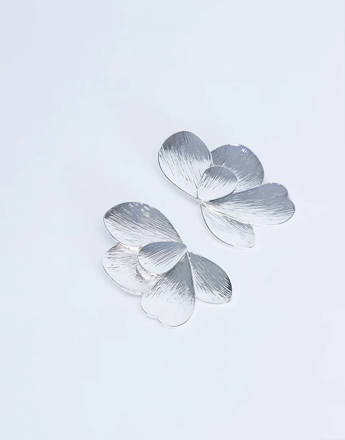– Birdie – Silberfarbene Statement-Ohrstecker