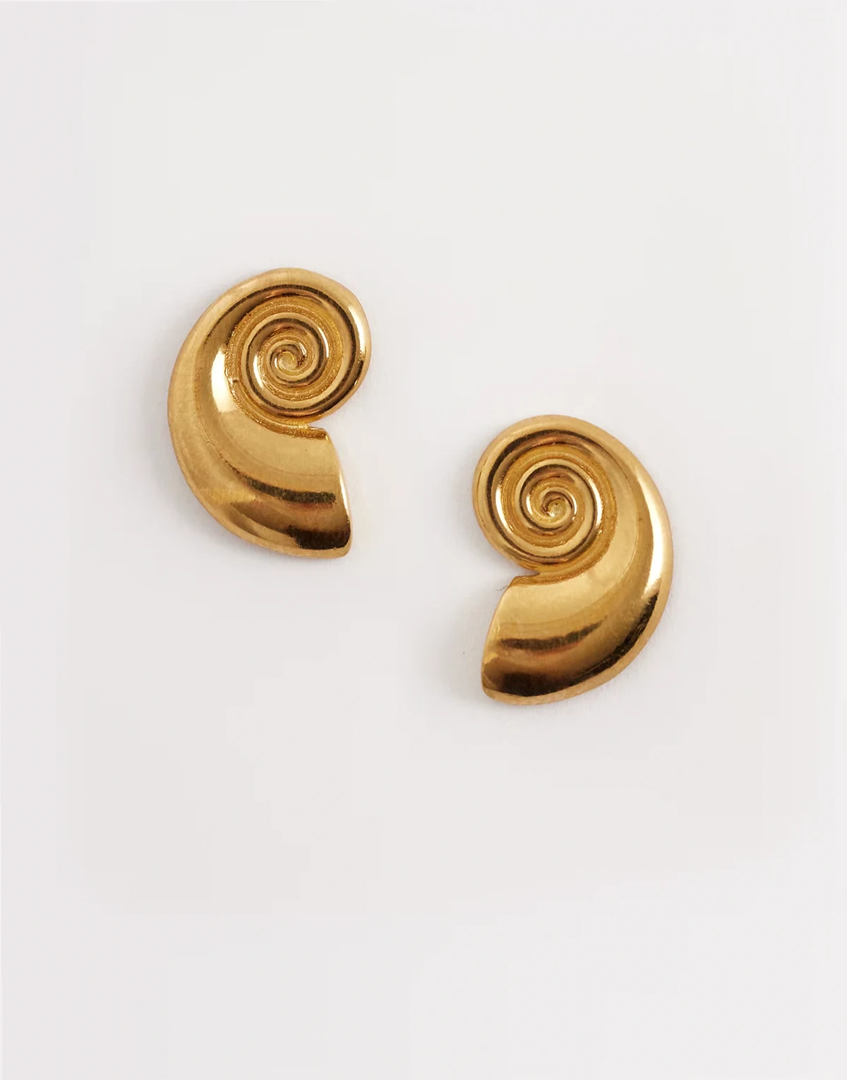 shell stud earrings in 18kt gold vermeil