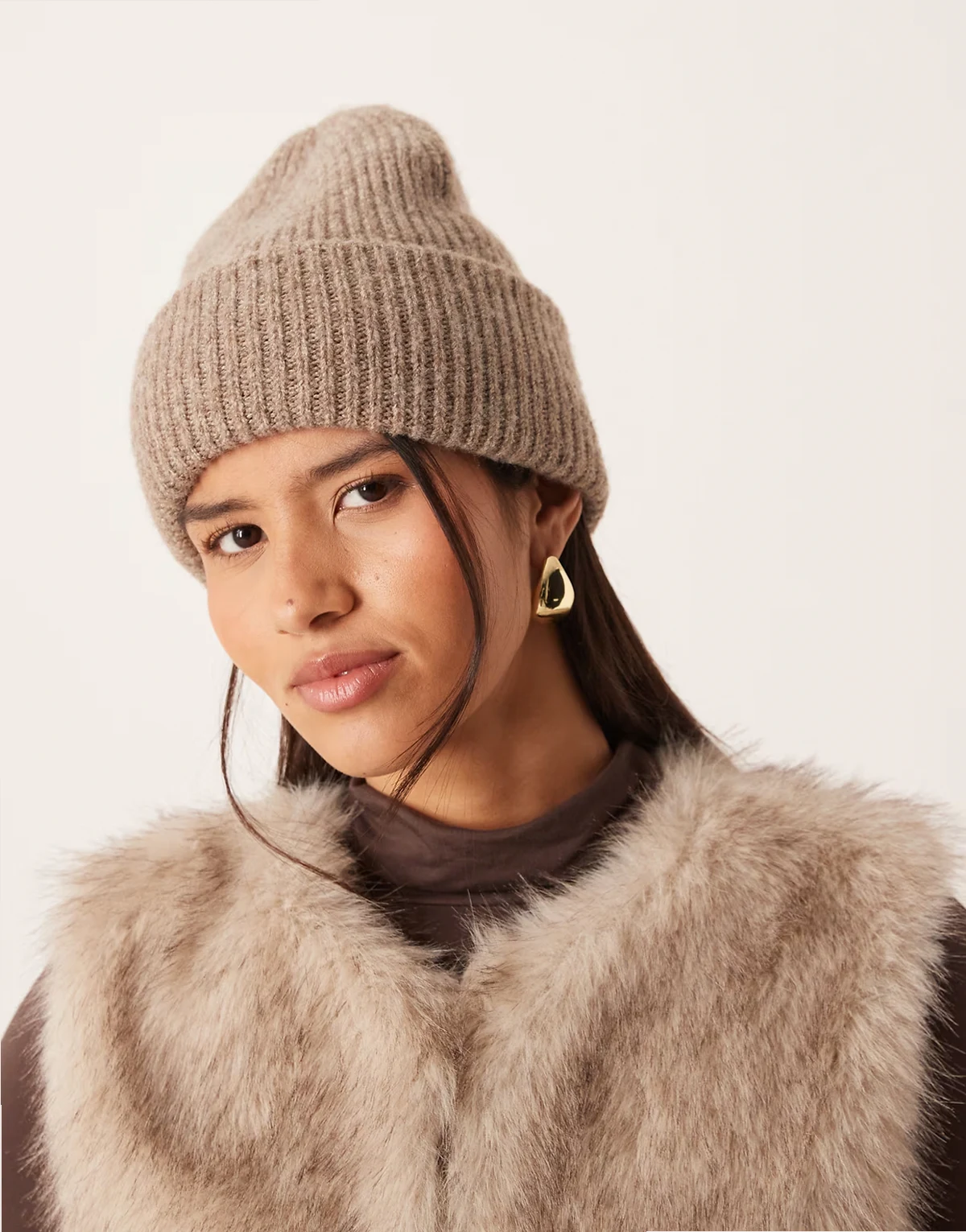 – Jasnobrązowa melanżowa prążkowana czapka beanie