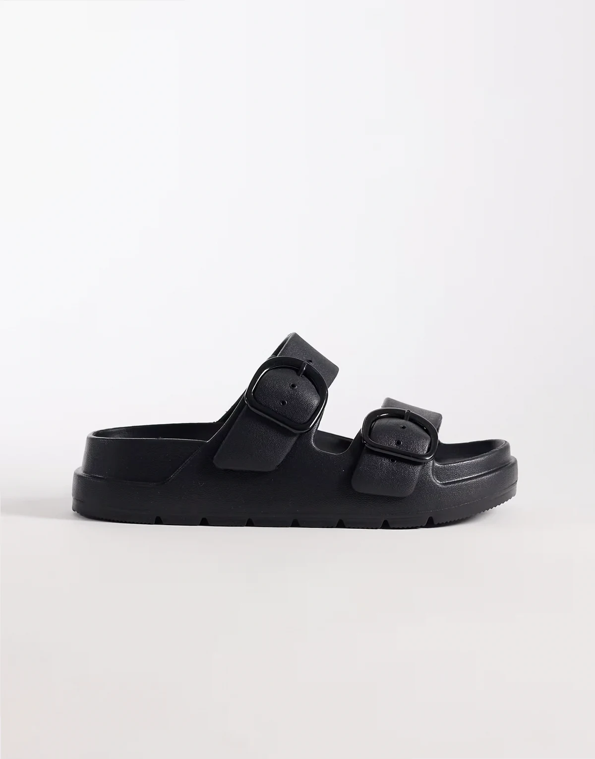 – Finn – Slider in Schwarz mit flacher Plateausohle und zwei Schnallen
