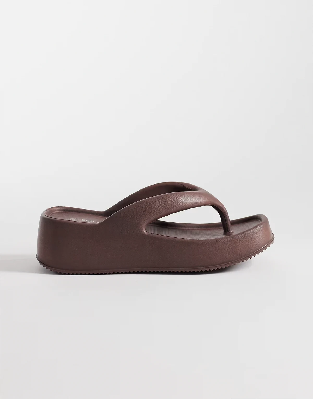 – Zehenstegsandalen in Mokka-Mousse mit flacher Plateausohle und Keilabsatz