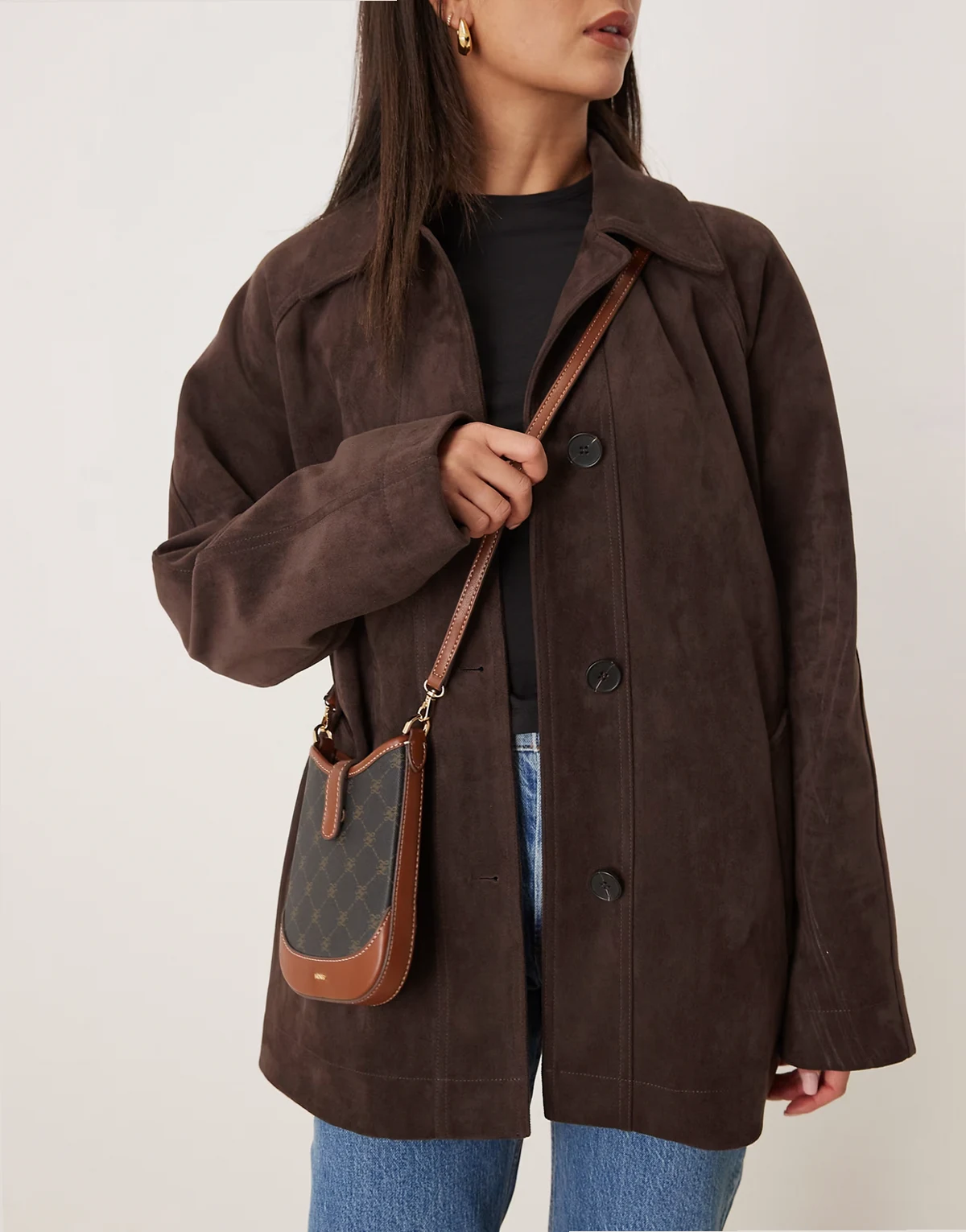 – Umhängetasche in Braun mit Monogramm-Muster