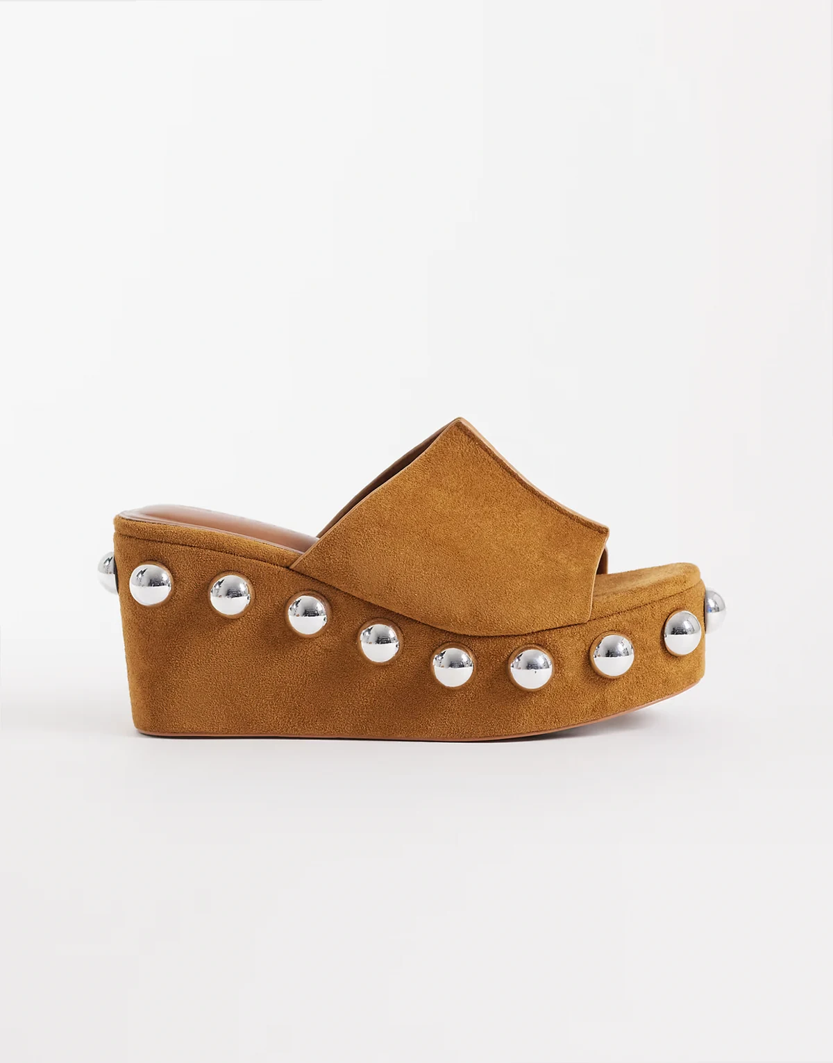 – Tessa – Sandalen in Sandbraun mit Oversize-Nieten und Keilabsatz