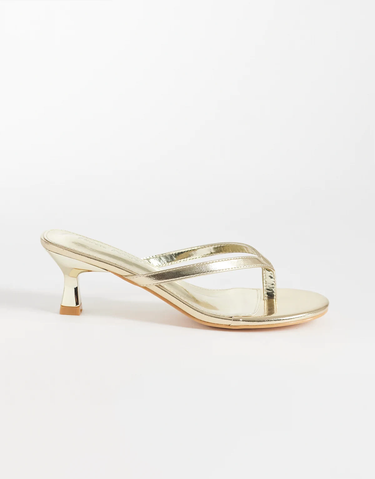 – Evermore – Zehensteg-Sandaletten in Gold mit Kitten-Absatz, weite Passform