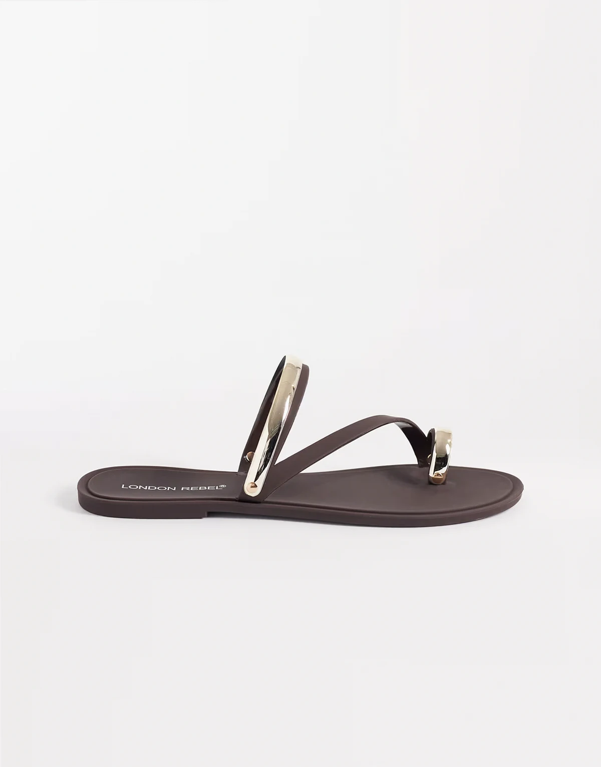 – Reese – Flache Jelly-Sandalen in mattem Braun mit verzierten Riemen in Gold