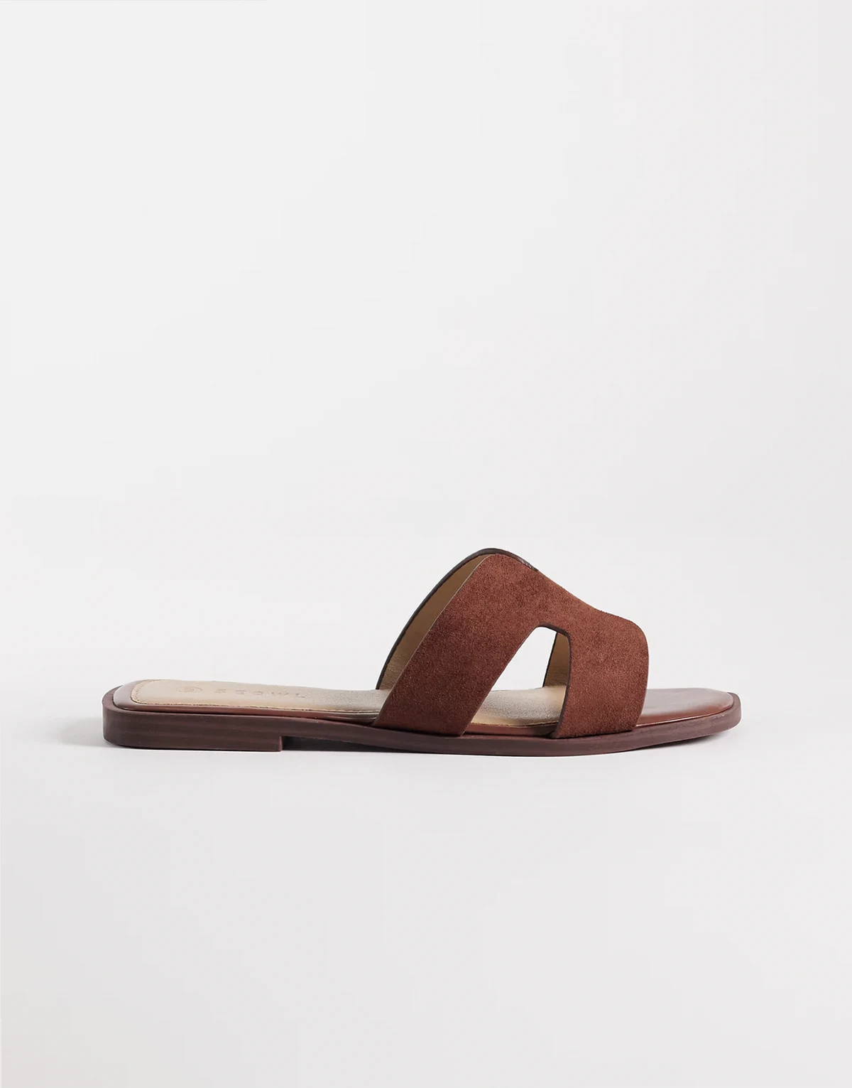– Storke – Flache Sandalen aus Wildlederimitat in Braun, weite Passform