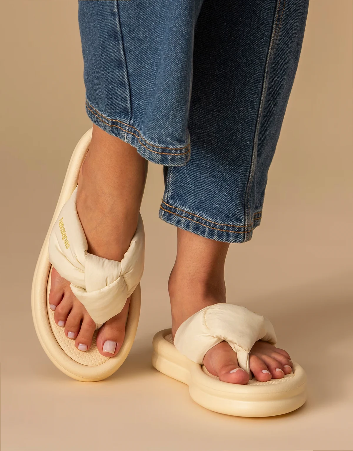 – Overpuff – Boho-Zehenstegsandalen in Creme