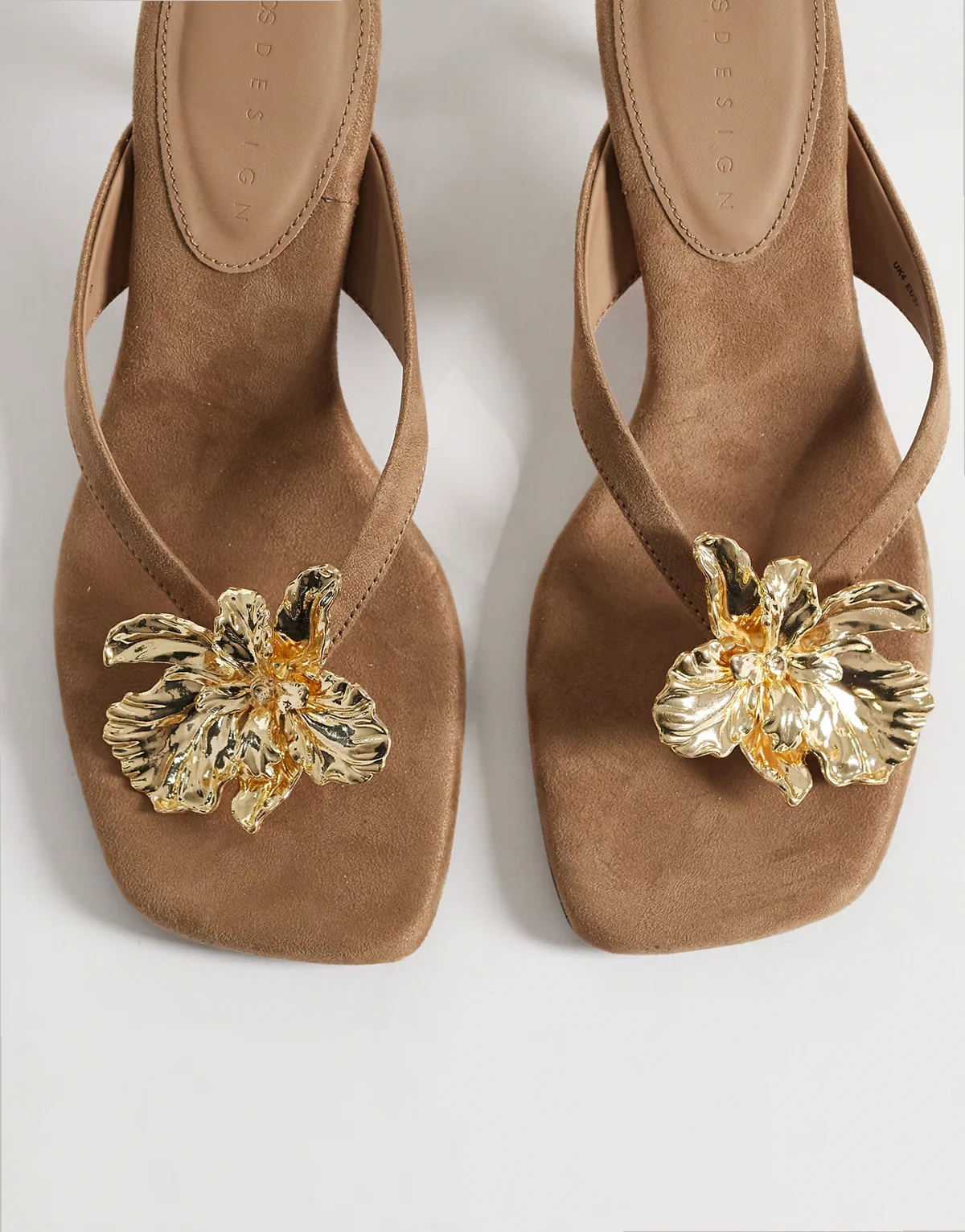 – Havana – Zehensteg-Sandaletten aus Wildlederimitat in Taupe mit Zierdetail und Kitten-Absatz
