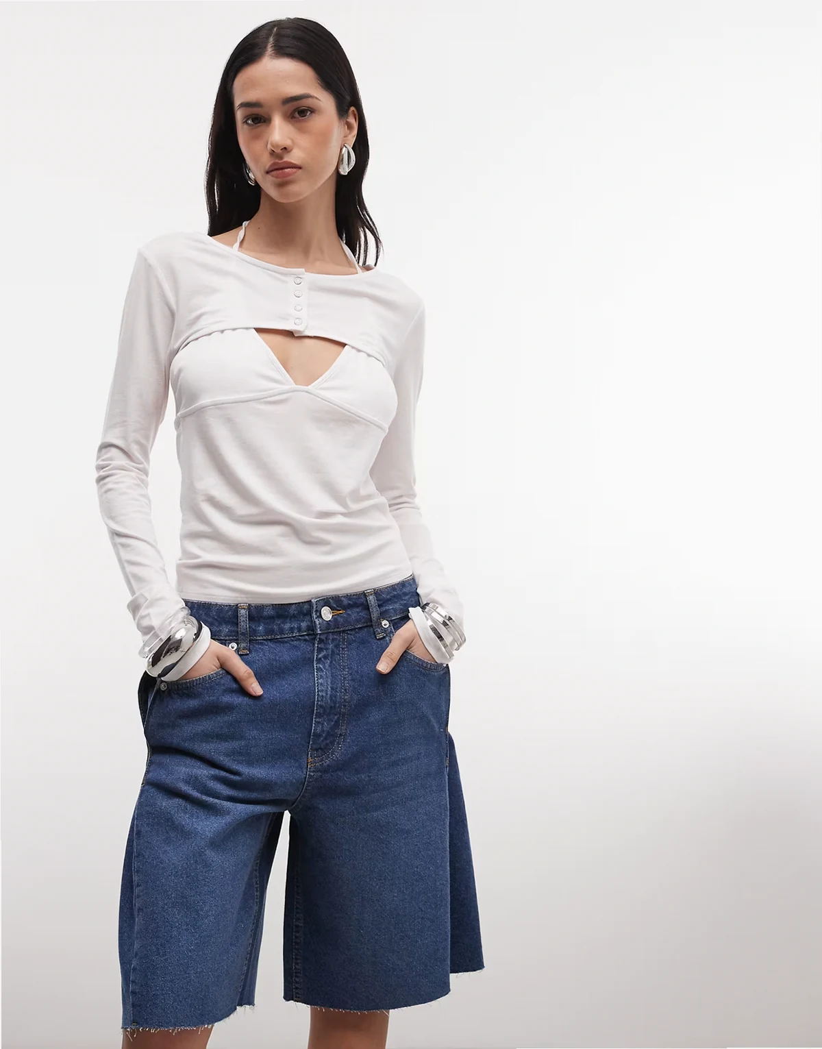 – Jeans-Bermudashorts in dunklem Mittelblau mit seitlichen Bundfalten