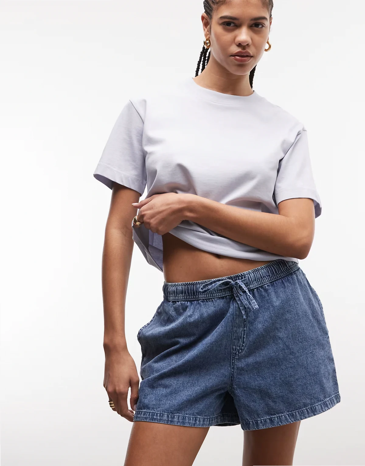– Jeansshorts in verwaschenem Blau mit Bindegürtel