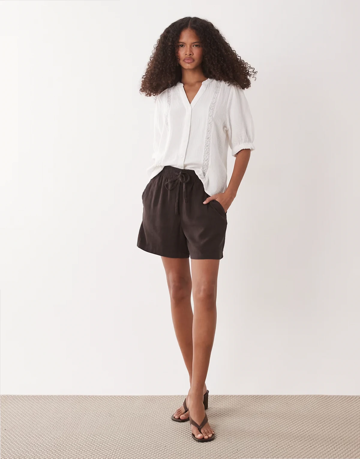 – Shorts aus Leinenmix in Braun mit Bindeband am Bund
