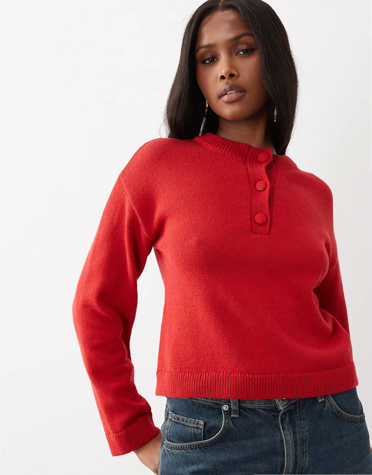 – Czerwony dzianinowy sweter z dekoltem typu henley