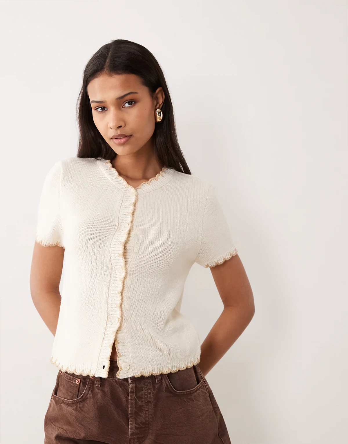 – Kurzärmlige Strickjacke in Creme mit Languettenstich