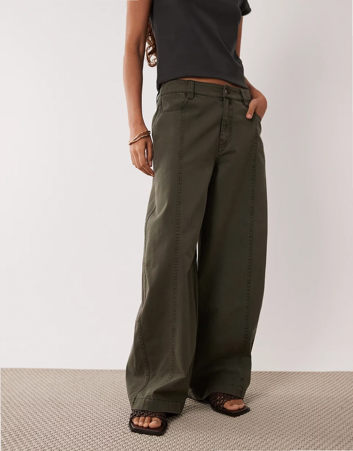 ASOS DESIGN Petite – Hose in Khaki mit abgerundetem Bein