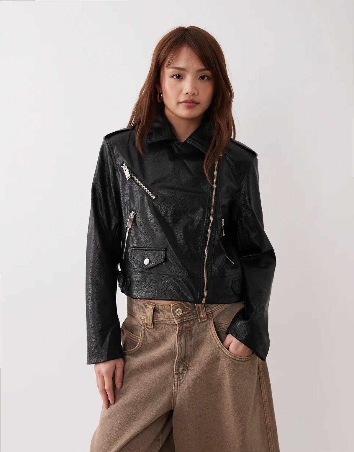 River Island – Cropped-Bikerjacke in Schwarz mit Gürtel