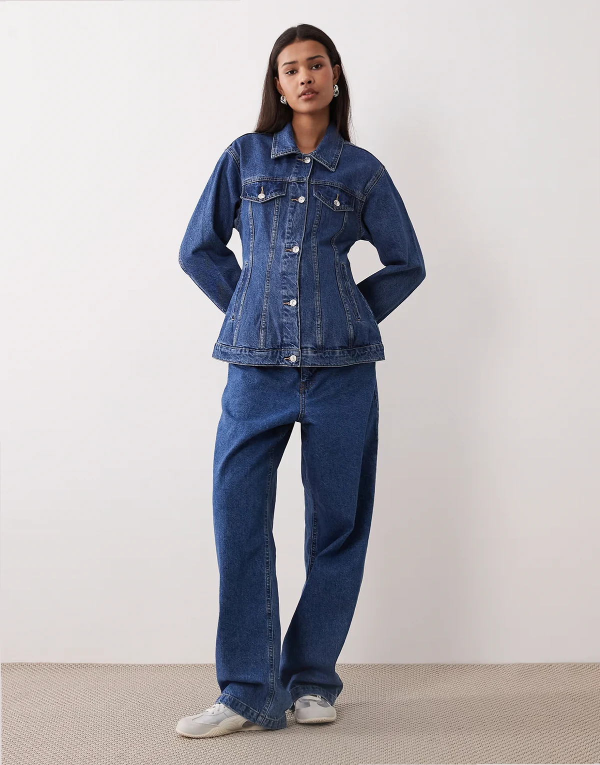 – Figurformende Jeansjacke in mittelblauer Rinse-Waschung