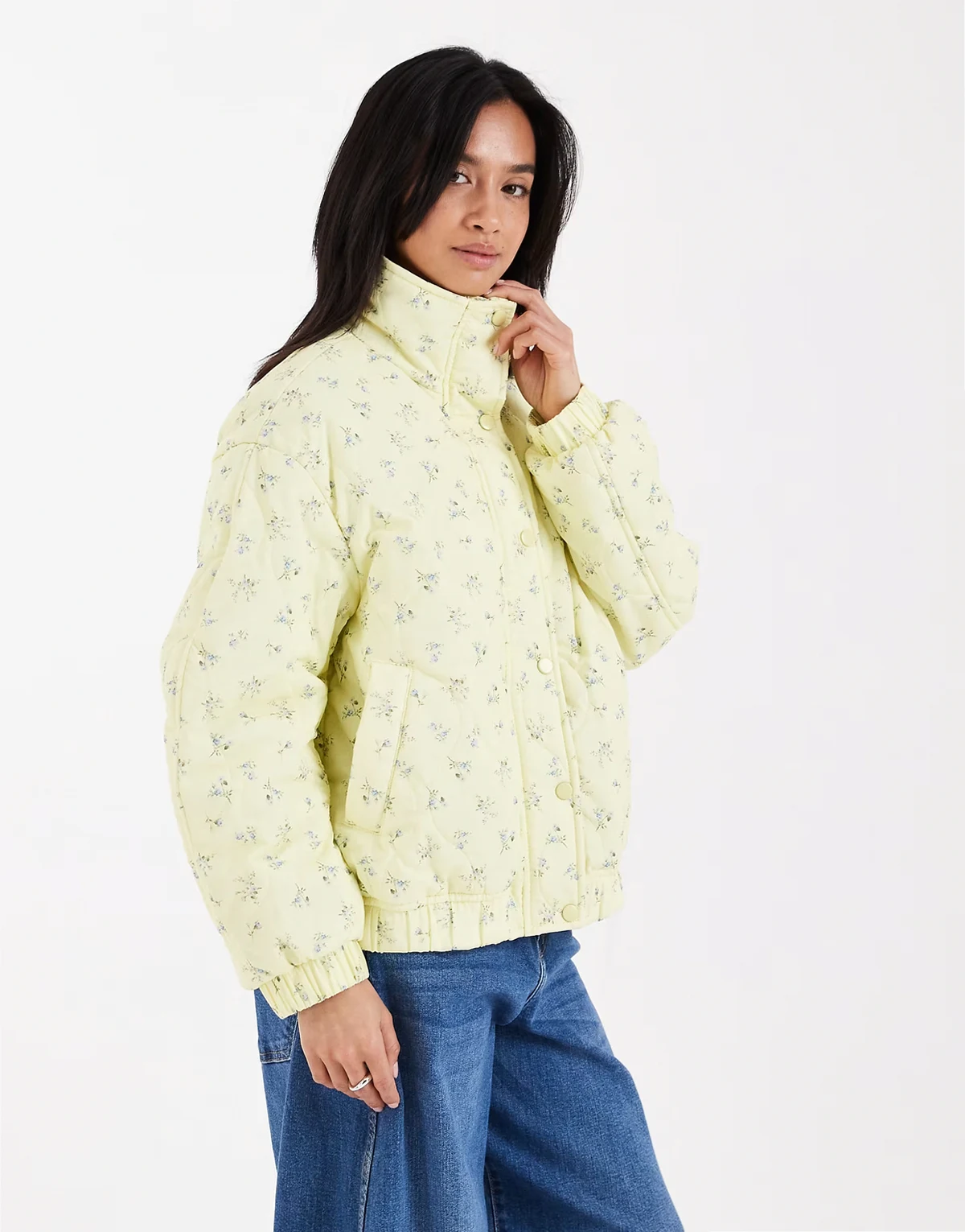 ASOS DESIGN Petite – Gesteppte Bomberjacke in Buttermilchgelb mit Passe und Blümchenmuster