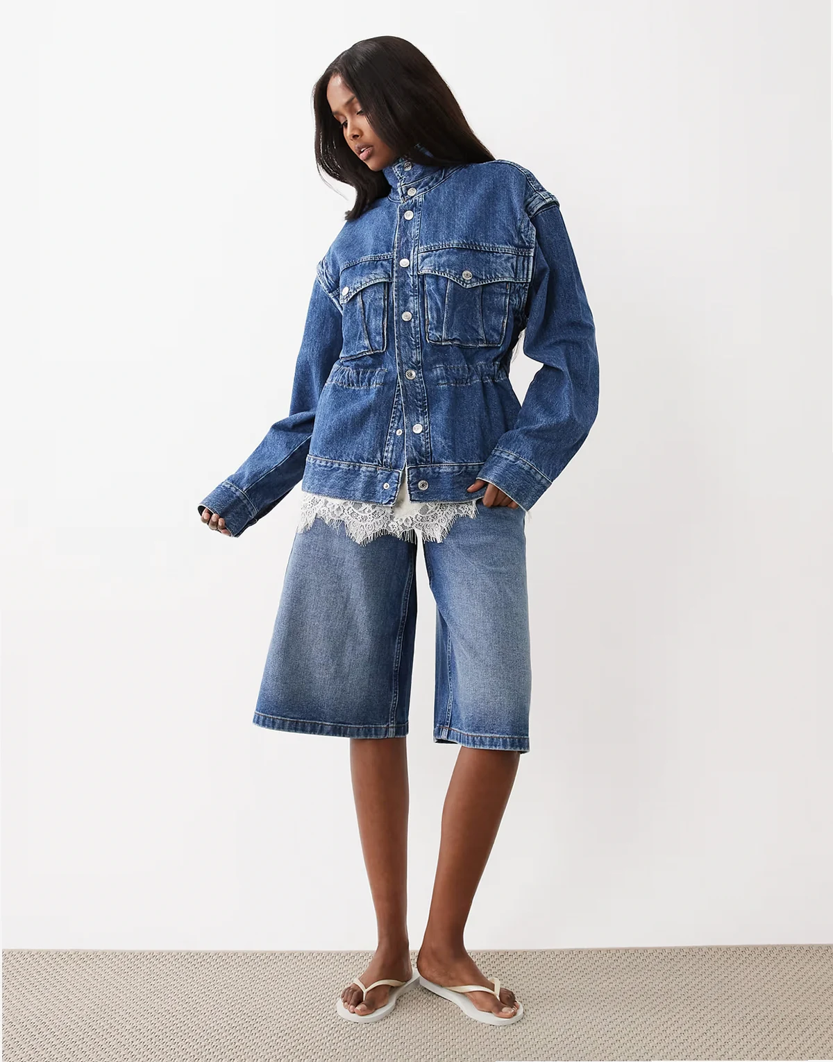 – Cargo-Jeansjacke in mittelblauer Waschung mit Kordelzug in der Taille
