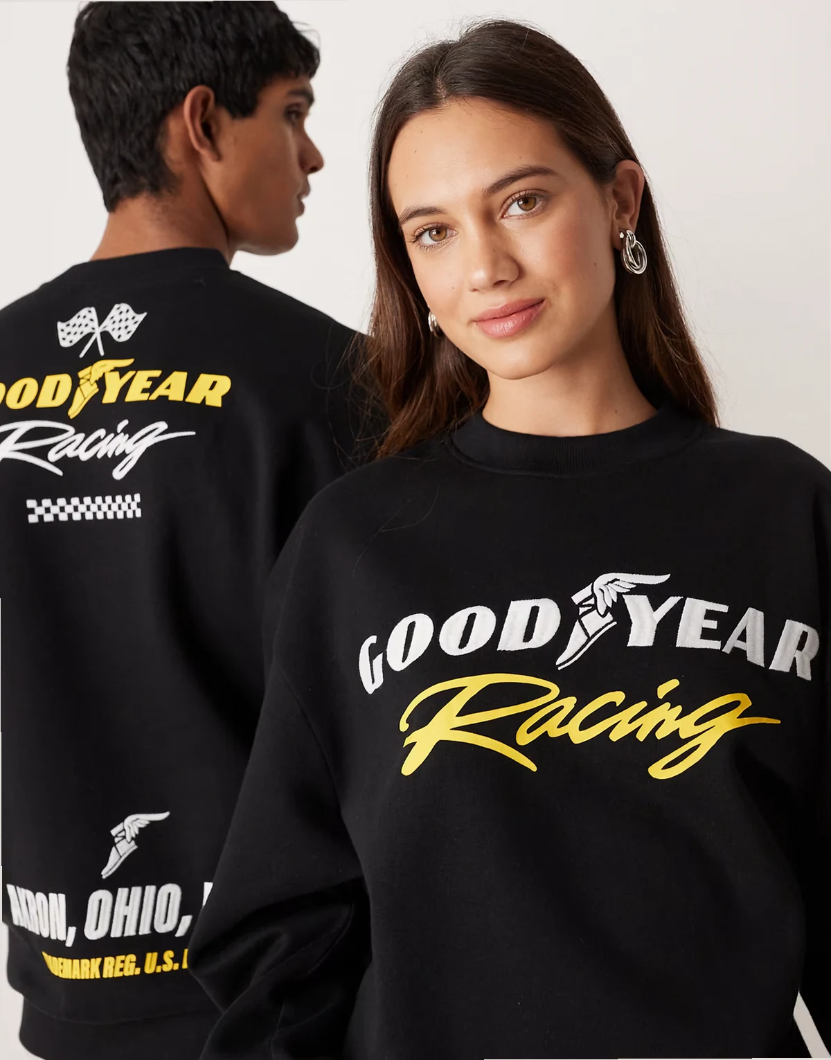 – Ciemnoszara bluza unisex o luźnym kroju z haftowanym napisem Good Year Racing