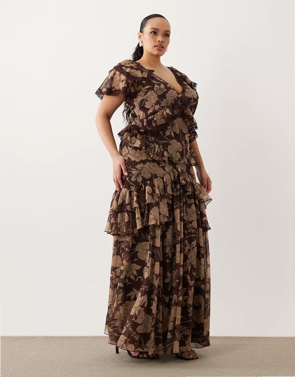 ASOS DESIGN Curve – Brązowa sukienka maxi w kwiatowy wzór z pełną spódnicą, odkrytymi plecami, falbankami i koronkowym wykończeniem