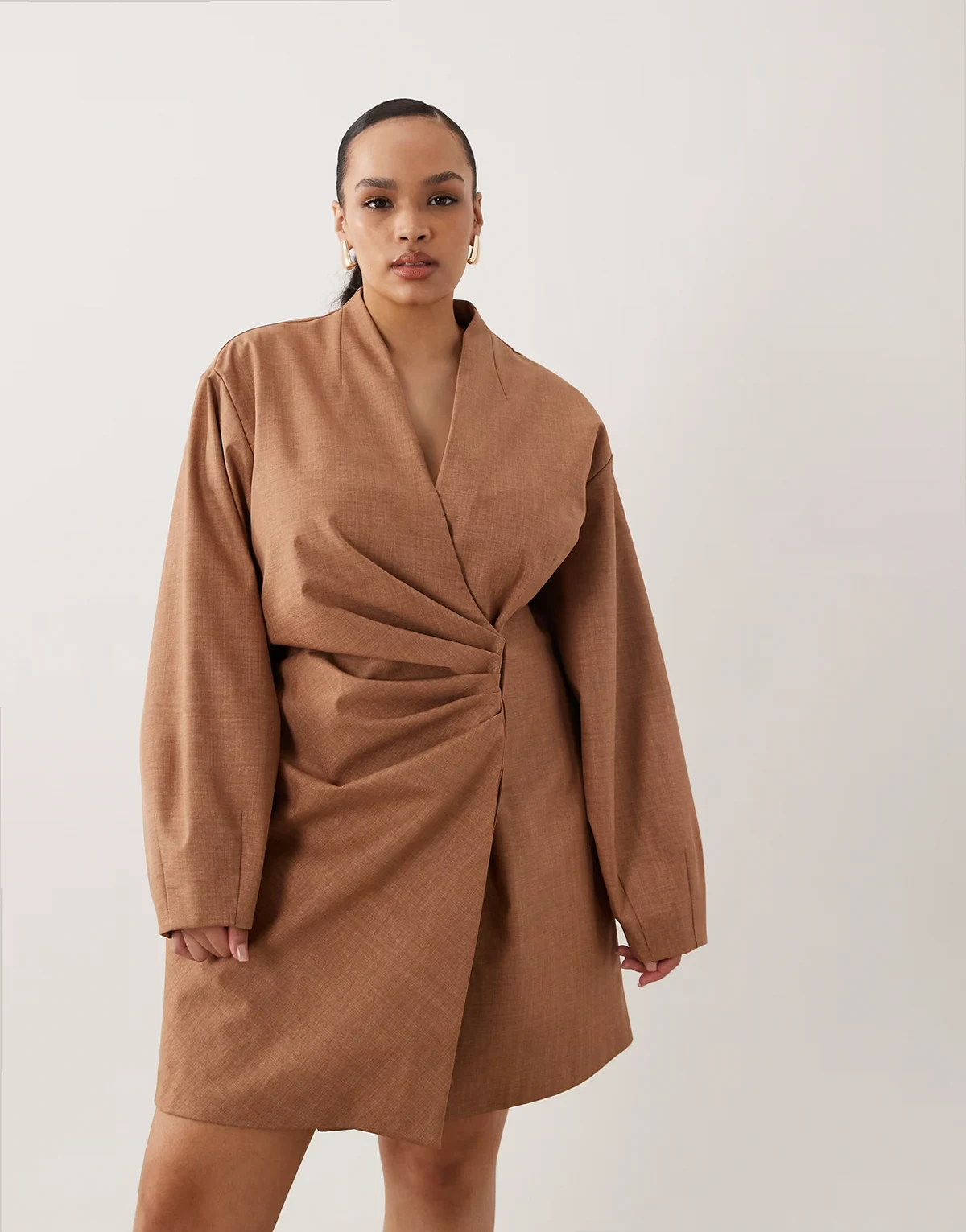 ASOS DESIGN Curve – Beżowa usztywniana sukienka o kroju marynarki z zakładkami w talii