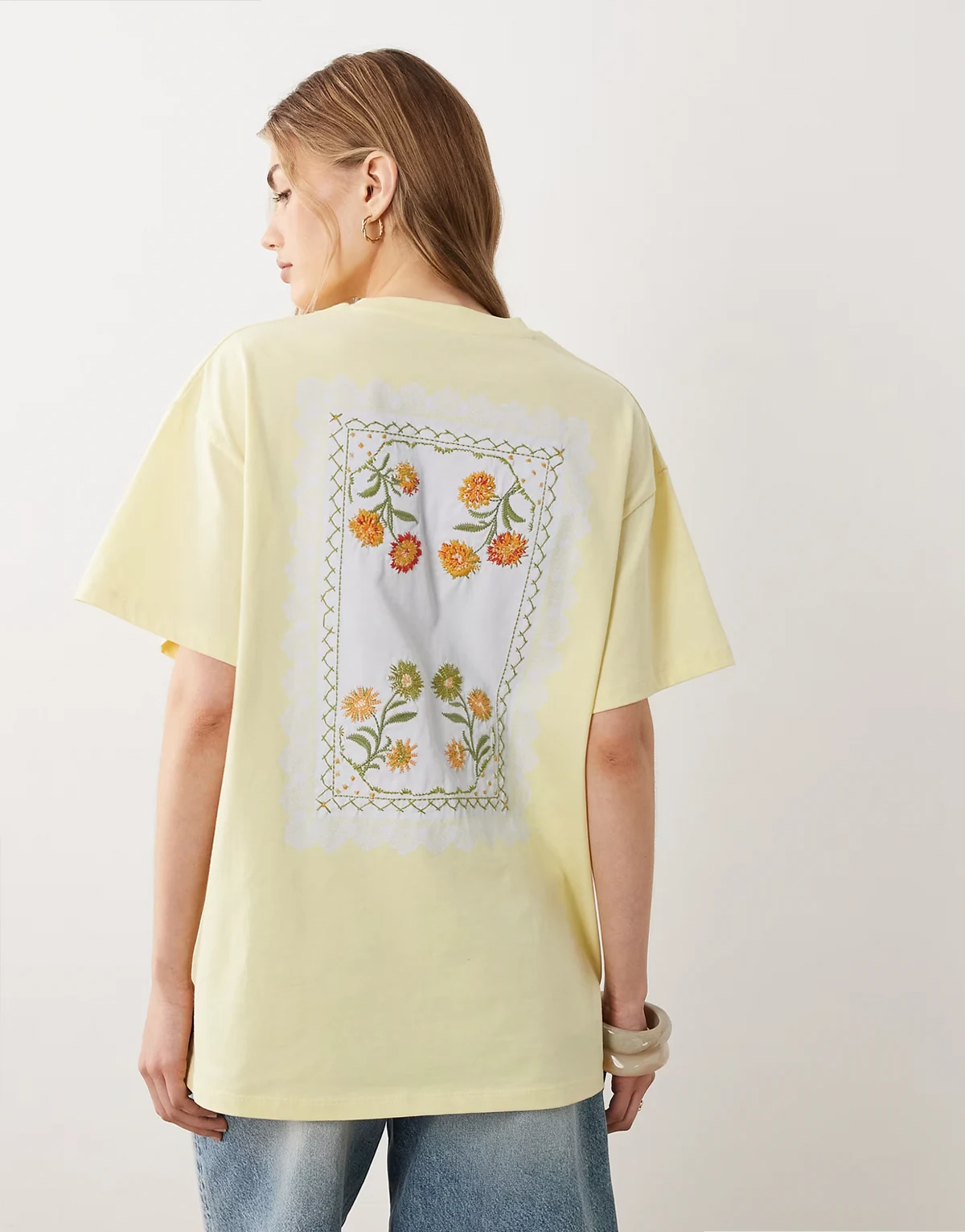 – T-Shirt in Buttermilchgelb mit Blumengrafik und Stickerei