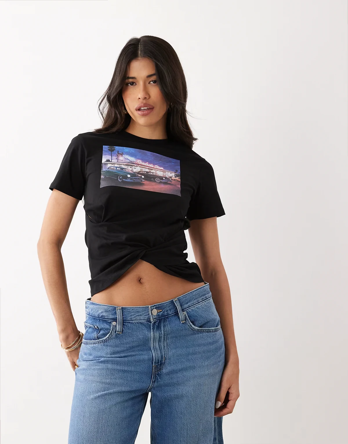 – T-Shirt in Schwarz mit asymmetrischem Saum und Motel-Print in Used-Optik