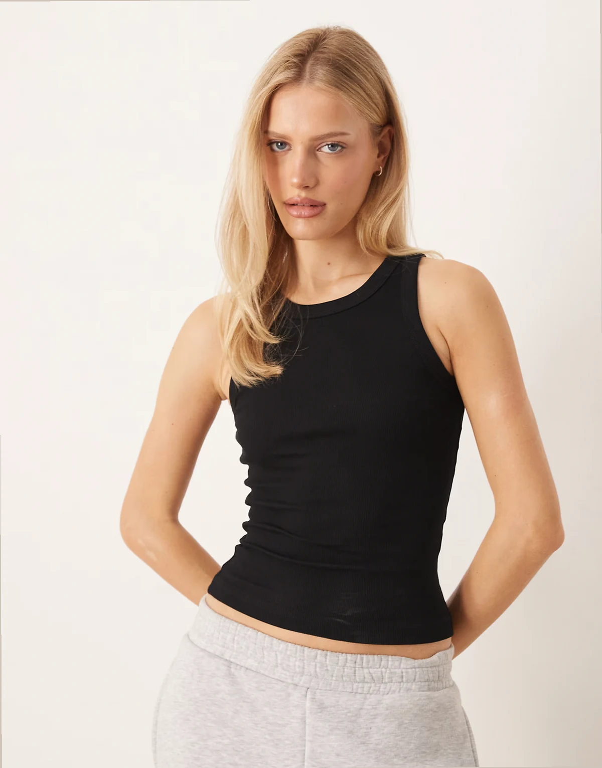 – Figurbetontes, geripptes Tanktop in Schwarz