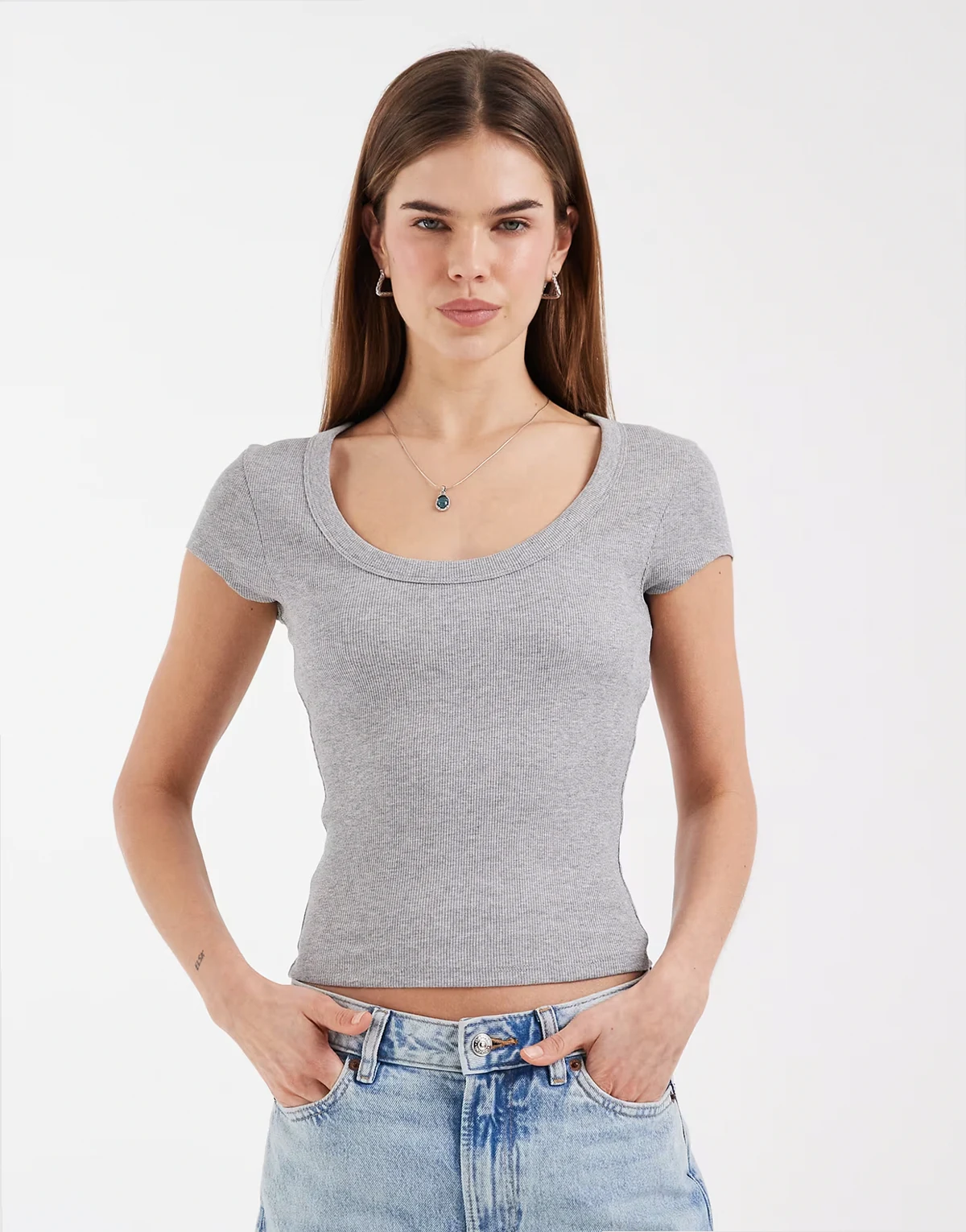 – Knapp geschnittenes T-Shirt in meliertem Grau mit U-Ausschnitt