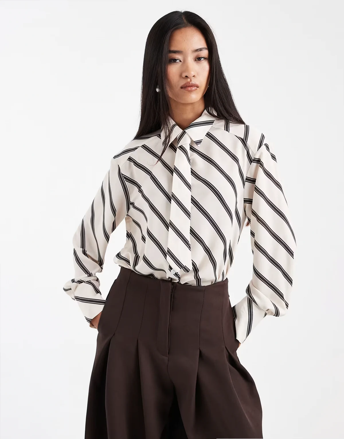 – Hemdbluse aus Chiffon mit Streifen und Krawatte