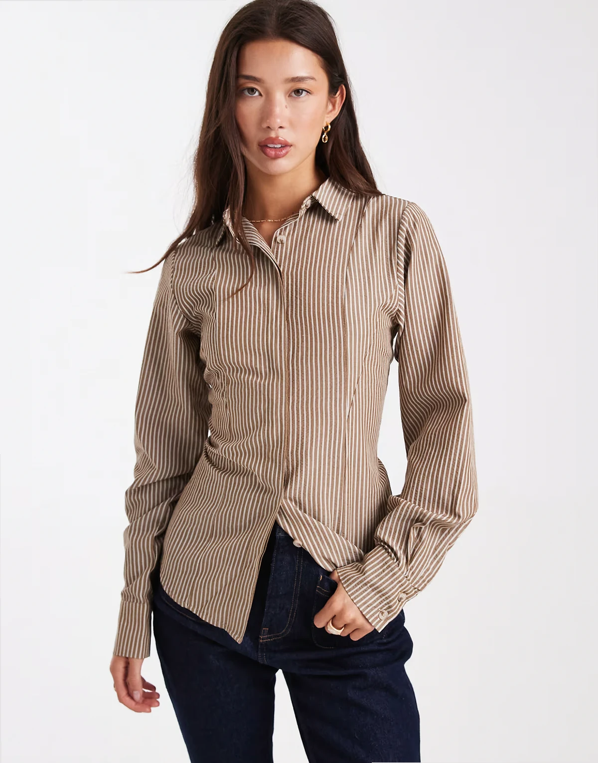 – Figurbetontes Hemd in Steinbeige gestreift mit Raffung in der Taille, Knopfleiste und Bindedetail