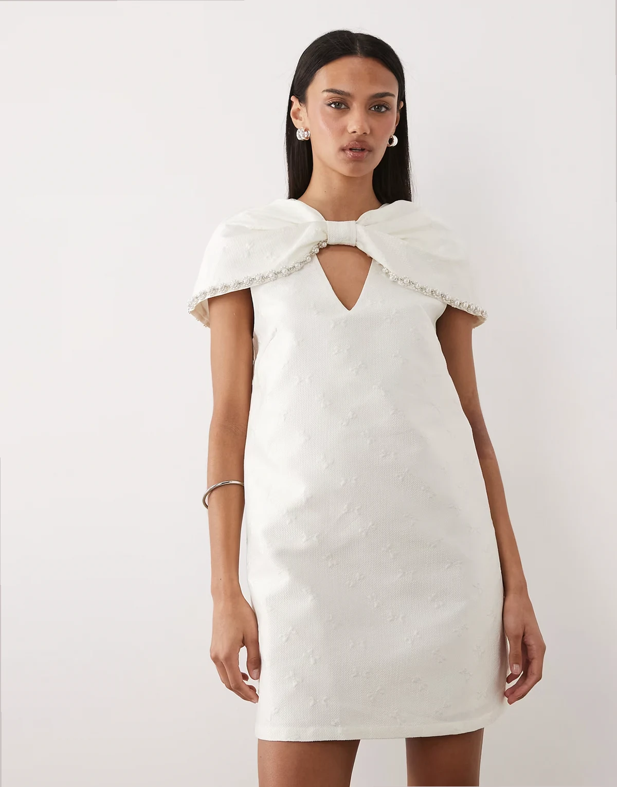 Bridal – Biała zdobiona perełkami sukienka mini z odpinaną pelerynką