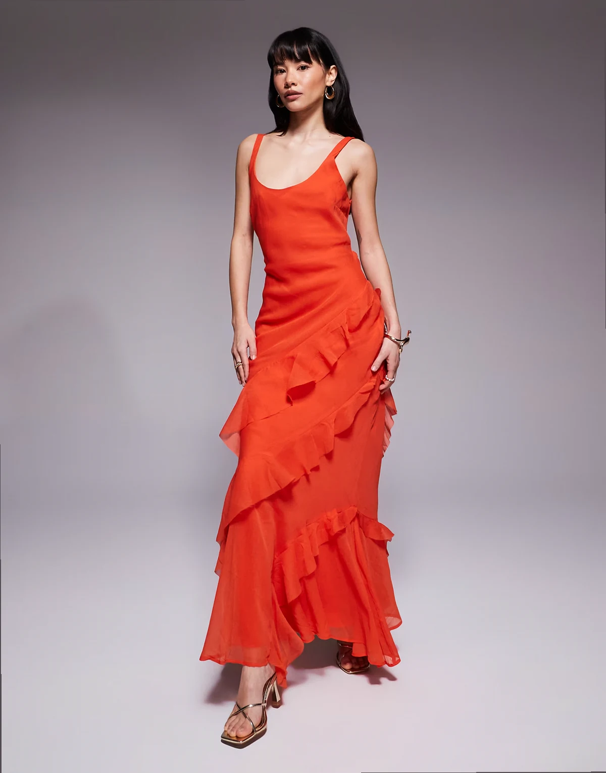 ASOS DESIGN Petite – Maxikleid in Orange mit U-Ausschnitt, Rüschenrock und Rückenausschnitt