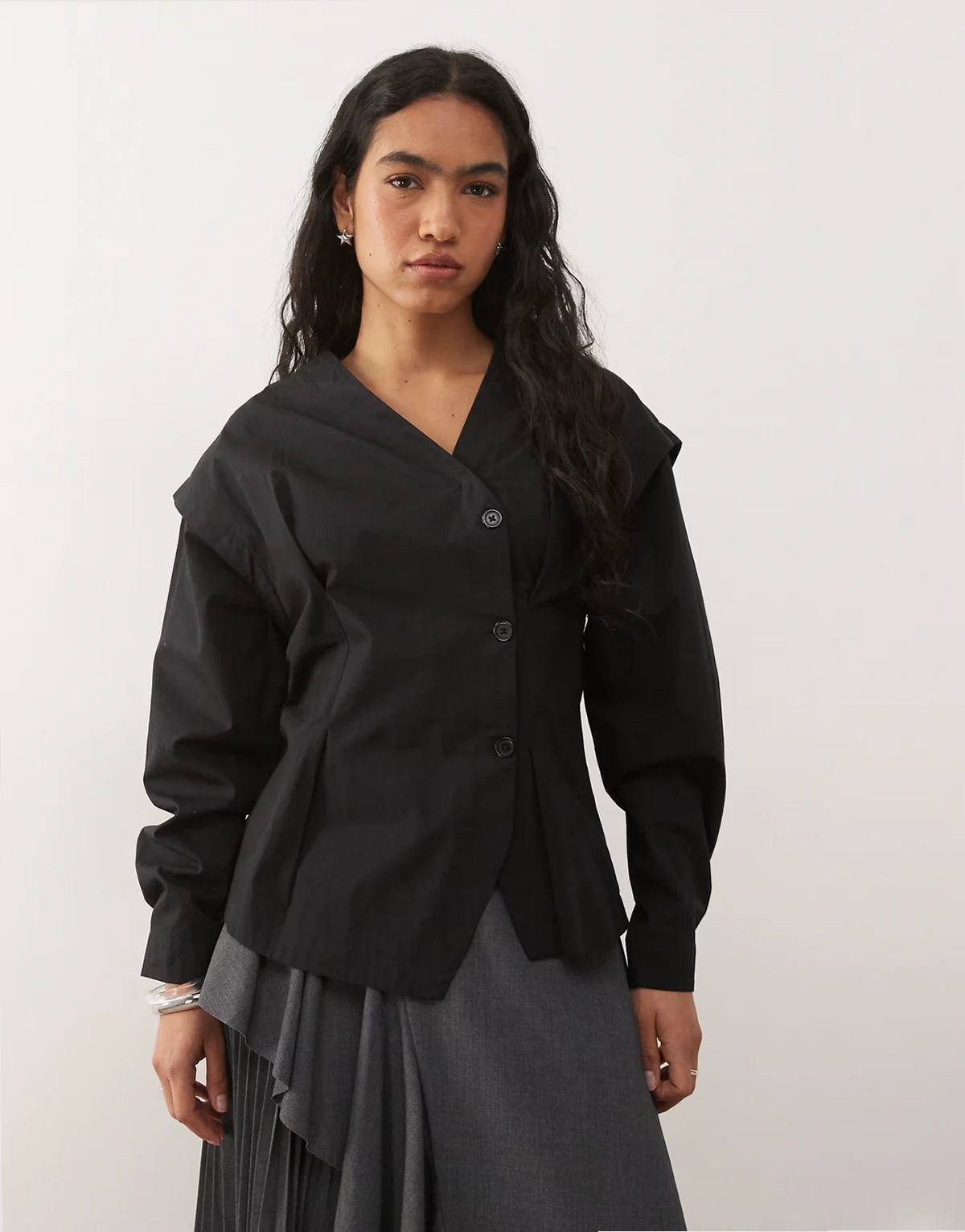 – Hemdbluse in Schwarz mit asymmetrischer Knopfleiste und Einsätzen